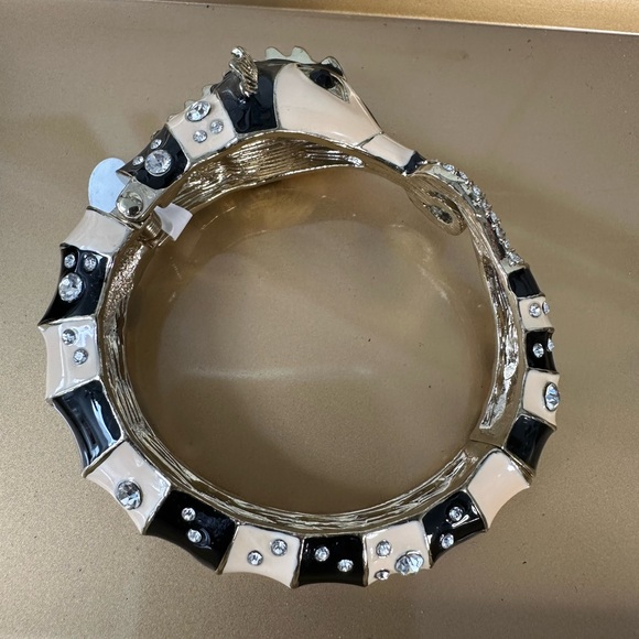 Seahorse clamper bracelet black and beige enamel - Picture 6 of 7